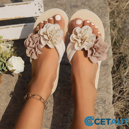 Rutschfeste Strandsandalen für Damen mit floralen Details cetaut